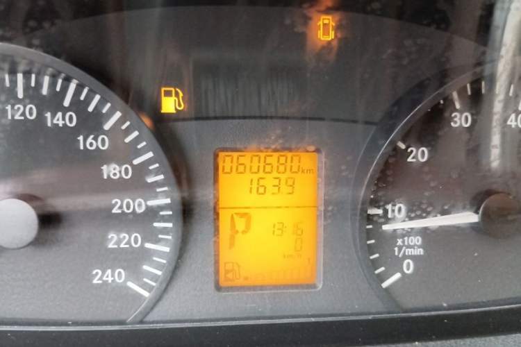 Used Mercedes-Benz Vito 2013 3.0L Elite Edition Odometer Close Up