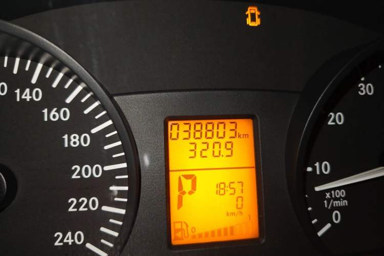 Used Mercedes-Benz Vito 2013 3.0L Elite Edition Odometer Close Up