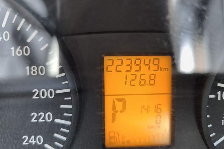 Used Mercedes-Benz Vito 2013 3.0L Elite Edition Odometer Close Up
