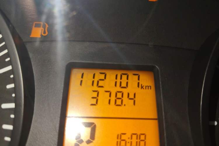 Used Mercedes-Benz Vito 2013 3.0L Elite Edition Odometer Close Up