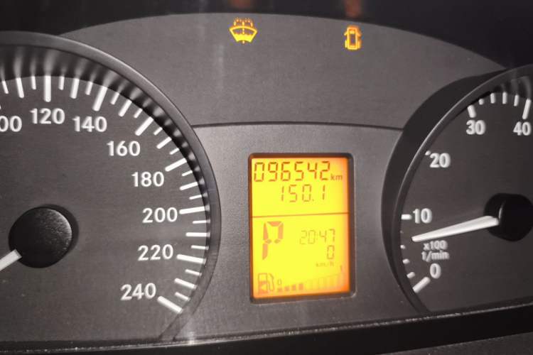 Used Mercedes-Benz Vito 2013 3.0L Business Edition Odometer Close Up