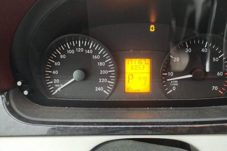 Used Mercedes-Benz Vito 2013 3.0L Business Edition Odometer Close Up