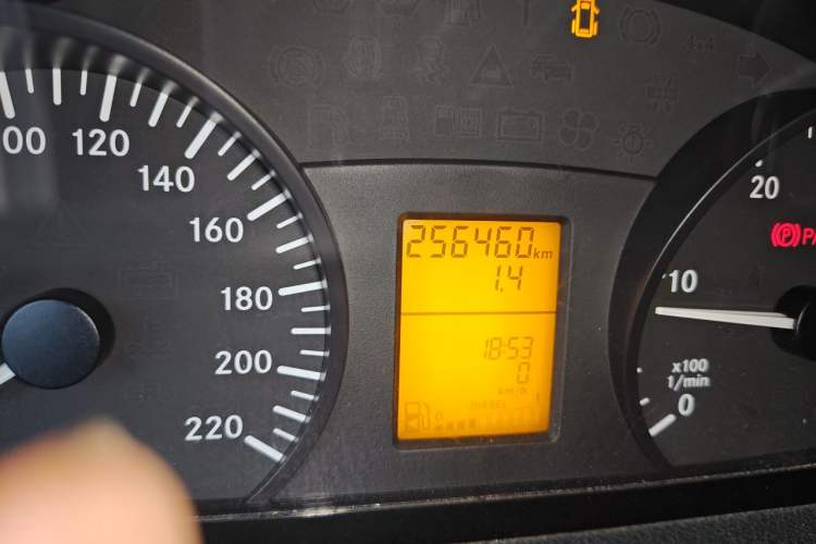 Used Mercedes-Benz Vito 2013 2.1T Elite Edition Odometer Close Up