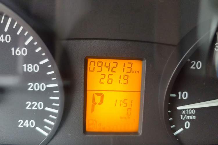 Used Mercedes-Benz Vito 2013 3.0L Elite Edition Odometer Close Up