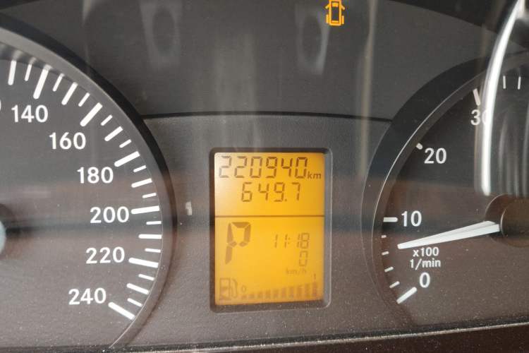 Used Mercedes-Benz Vito 2013 3.0L Elite Edition Odometer Close Up