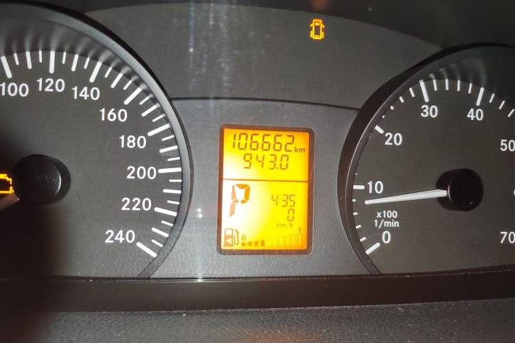 Used Mercedes-Benz Vito 2013 3.0L Elite Edition Odometer Close Up