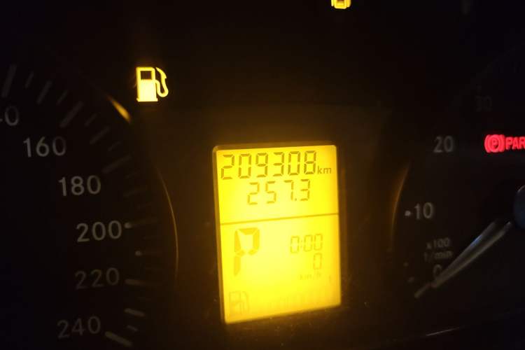 Used Mercedes-Benz Vito 2013 3.0L Business Edition Odometer Close Up