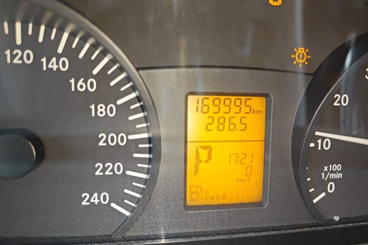 Used Mercedes-Benz Vito 2013 3.0L Elite Edition Odometer Close Up