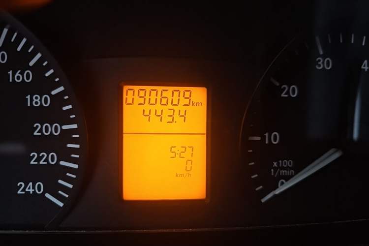 Used Mercedes-Benz Vito 2013 3.0L Elite Edition Odometer Close Up