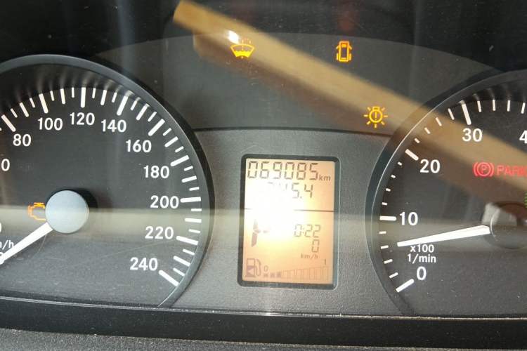 Used Mercedes-Benz Vito 2013 3.0L Elite Edition Odometer Close Up