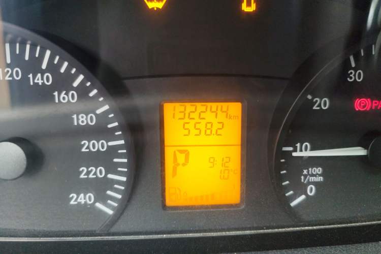 Used Mercedes-Benz Vito 2013 3.0L Business Edition Odometer Close Up