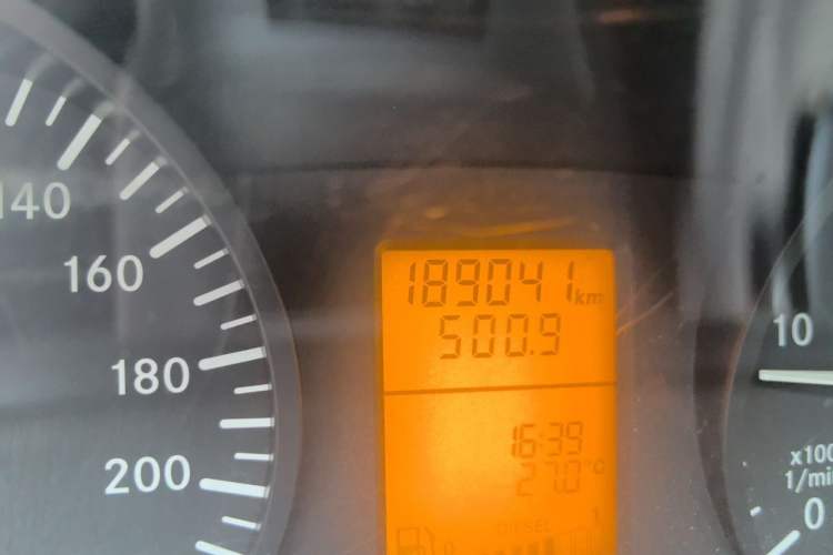 Used Mercedes-Benz Vito 2013 2.1T Elite Edition Odometer Close Up