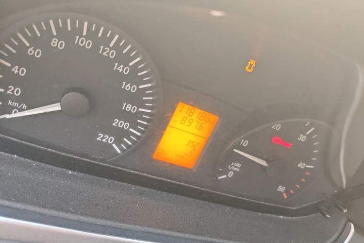 Used Mercedes-Benz Vito 2013 2.1T Elite Edition Odometer Close Up
