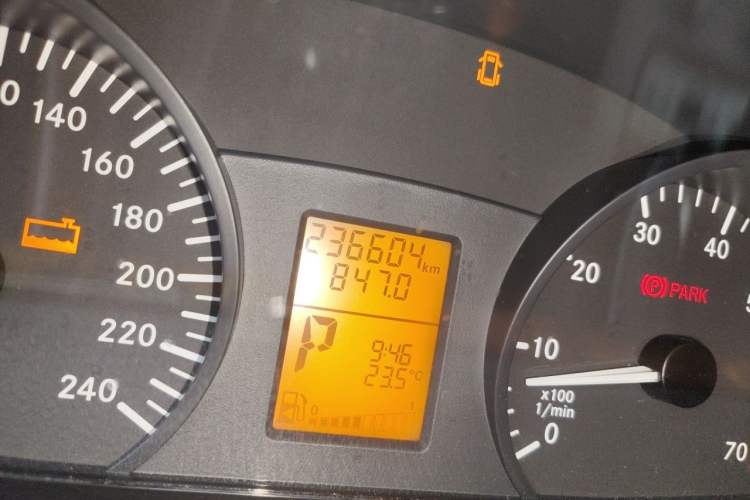 Used Mercedes-Benz Vito 2013 3.0L Elite Edition Odometer Close Up