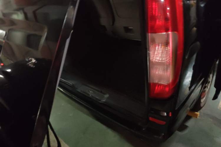 Used Mercedes-Benz Vito 2013 3.0L Business Edition Trunk