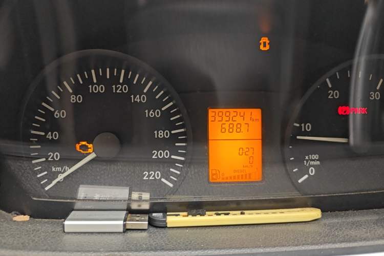 Used Mercedes-Benz Vito 2013 2.1T Elite Edition Odometer Close Up