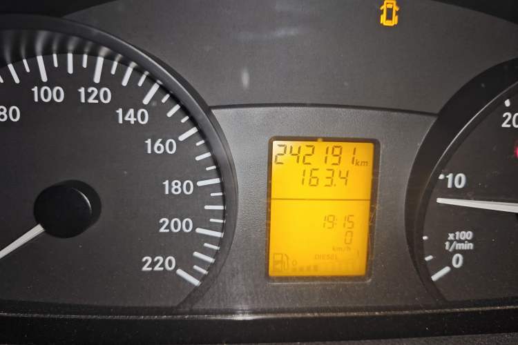 Used Mercedes-Benz Vito 2013 2.1T Elite Edition Odometer Close Up