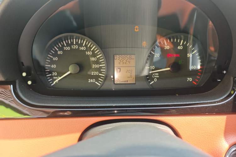 Used Mercedes-Benz Vito  Odometer Close Up