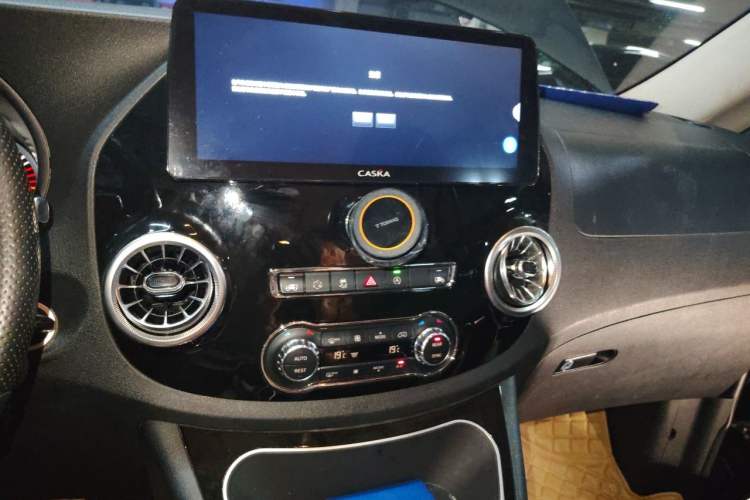 Used Mercedes-Benz Vito 2016 2.0T Elite Edition Audio And AC Panel