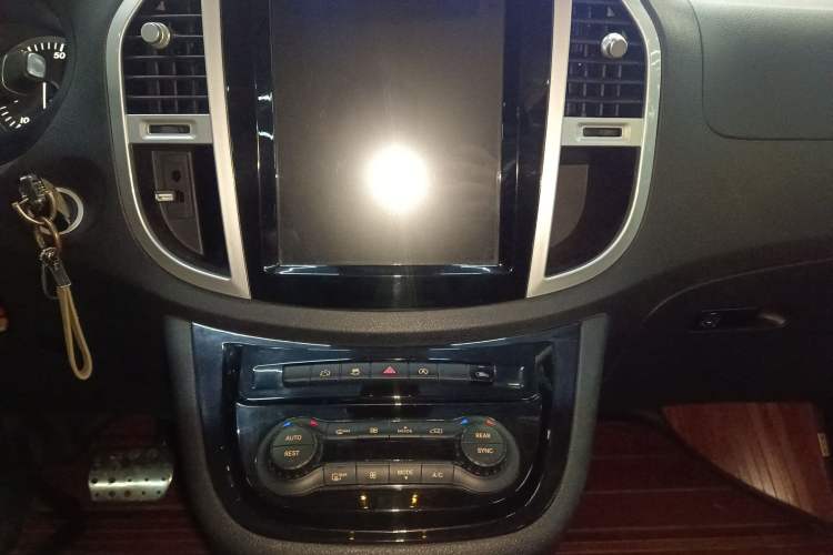 Used Mercedes-Benz Vito 2016 2.0T Elite Edition Audio And AC Panel