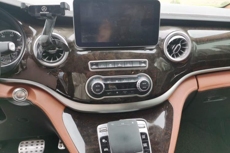 Used Mercedes-Benz Vito 2016 2.0T Business Edition Audio And AC Panel