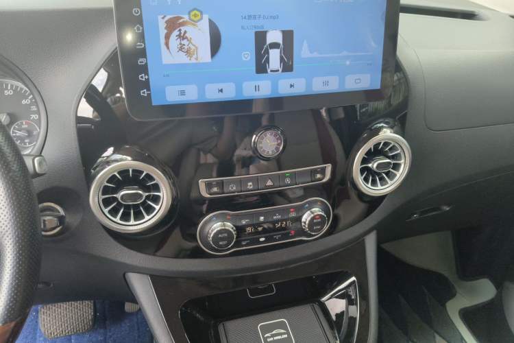 Used Mercedes-Benz Vito 2016 2.0T Business Edition Audio And AC Panel