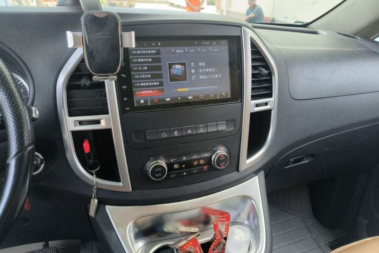 Used Mercedes-Benz Vito 2016 2.0T Business Edition Audio And AC Panel