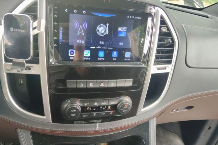 Used Mercedes-Benz Vito 2016 2.0T Elite Edition Audio And AC Panel
