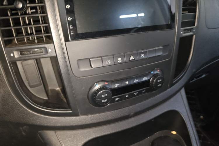 Used Mercedes-Benz Vito 2016 2.0T Elite Edition Audio And AC Panel