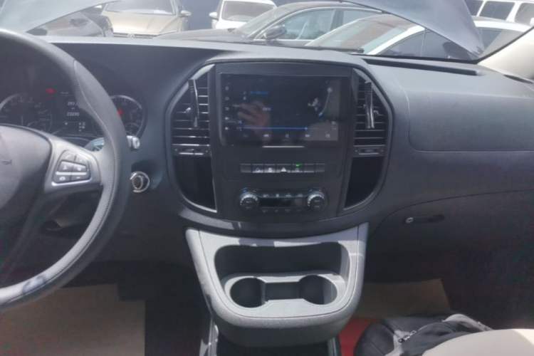 Used Mercedes-Benz Vito 2016 2.0T Elite Edition Audio And AC Panel
