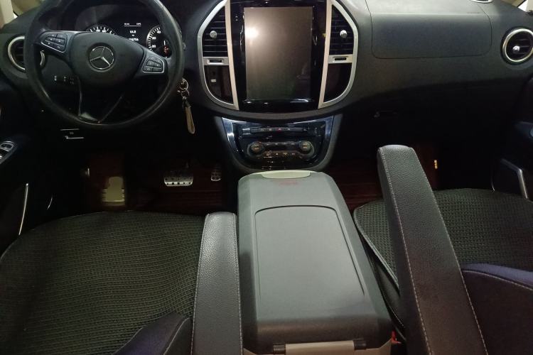 Used Mercedes-Benz Vito 2016 2.0T Elite Edition Center Console
