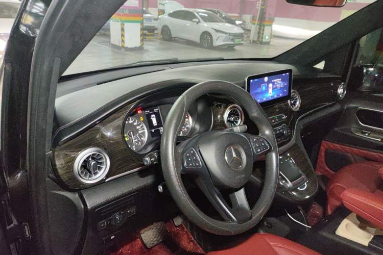 Used Mercedes-Benz Vito 2016 2.0T Elite Edition Center Console