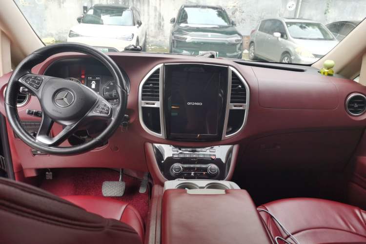 Used Mercedes-Benz Vito 2016 2.0T Elite Edition Center Console