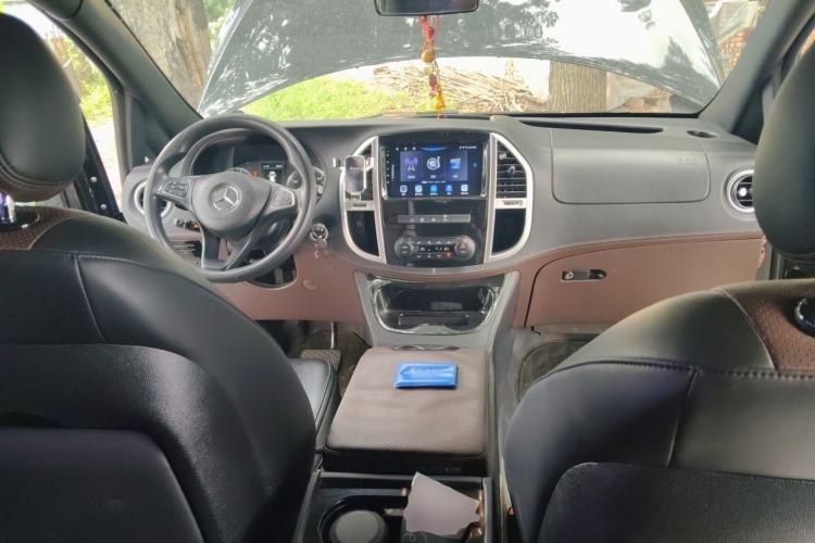 Used Mercedes-Benz Vito 2016 2.0T Elite Edition Center Console
