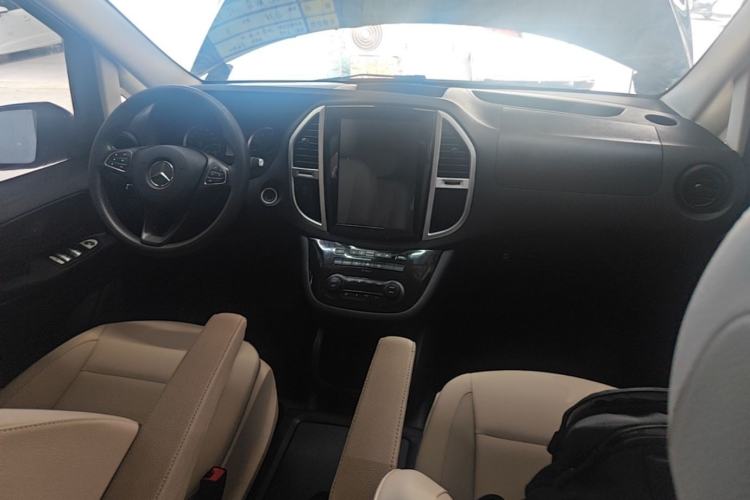 Used Mercedes-Benz Vito 2016 2.0T Elite Edition Center Console