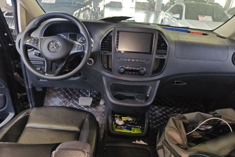 Used Mercedes-Benz Vito 2016 2.0T Elite Edition Center Console