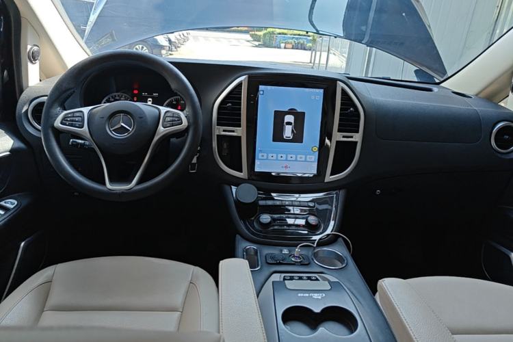 Used Mercedes-Benz Vito 2016 2.0T Elite Edition Center Console