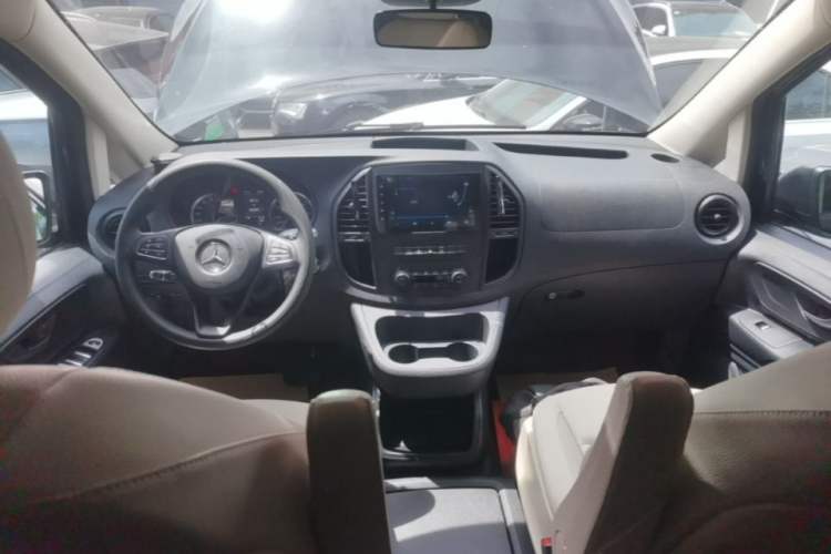 Used Mercedes-Benz Vito 2016 2.0T Elite Edition Center Console