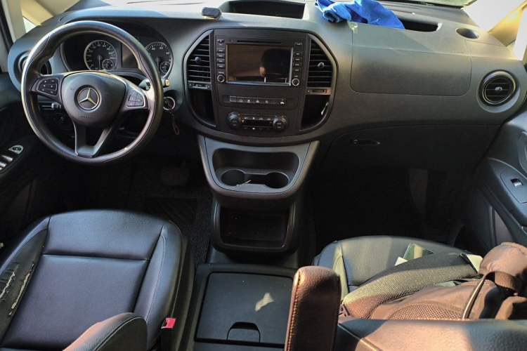 Used Mercedes-Benz Vito 2016 2.0T Elite Version 9-seater Center Console