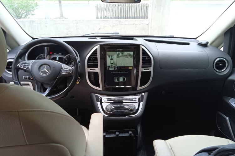 Used Mercedes-Benz Vito 2016 2.0T Elite Edition Center Console