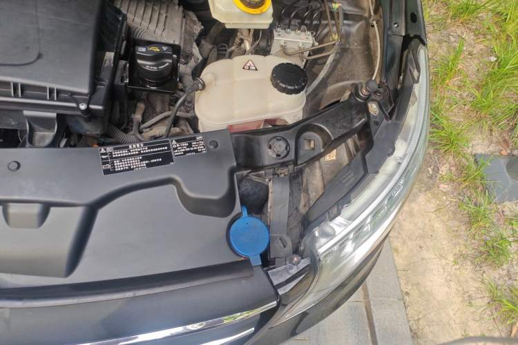 Used Mercedes-Benz Vito 2016 2.0T Elite Edition Engine Bay Left