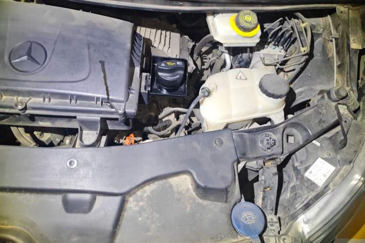 Used Mercedes-Benz Vito 2016 2.0T Elite Edition Engine Bay Left