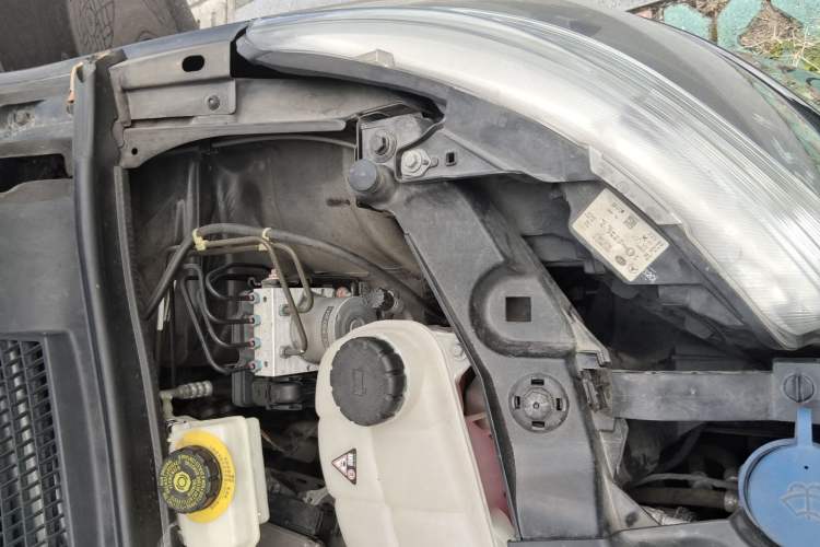 Used Mercedes-Benz Vito 2016 2.0T Elite Edition Engine Bay Left