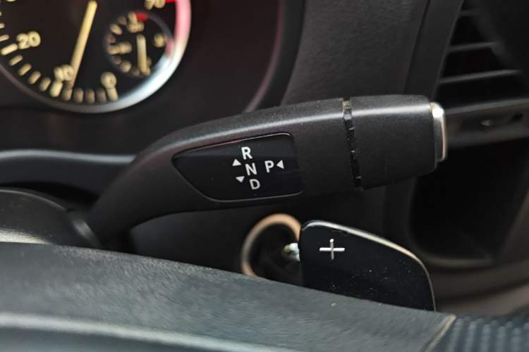 Used Mercedes-Benz Vito 2016 2.0T Elite Version 9-seater Gear Lever