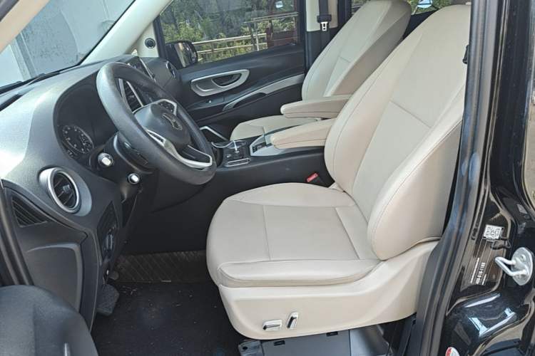 Used Mercedes-Benz Vito 2016 2.0T Elite Edition Left Front Seat