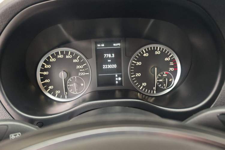 Used Mercedes-Benz Vito 2016 2.0T Business Edition Odometer Close Up