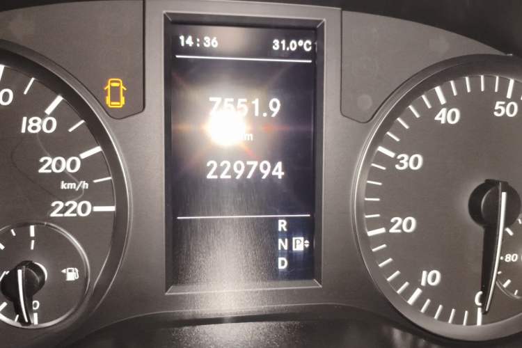Used Mercedes-Benz Vito 2016 2.0T Business Edition Odometer Close Up