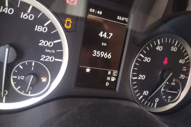 Used Mercedes-Benz Vito 2016 2.0T Elite Edition Odometer Close Up