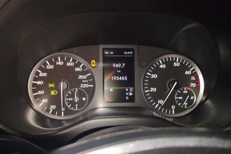 Used Mercedes-Benz Vito 2016 2.0T Elite Edition Odometer Close Up