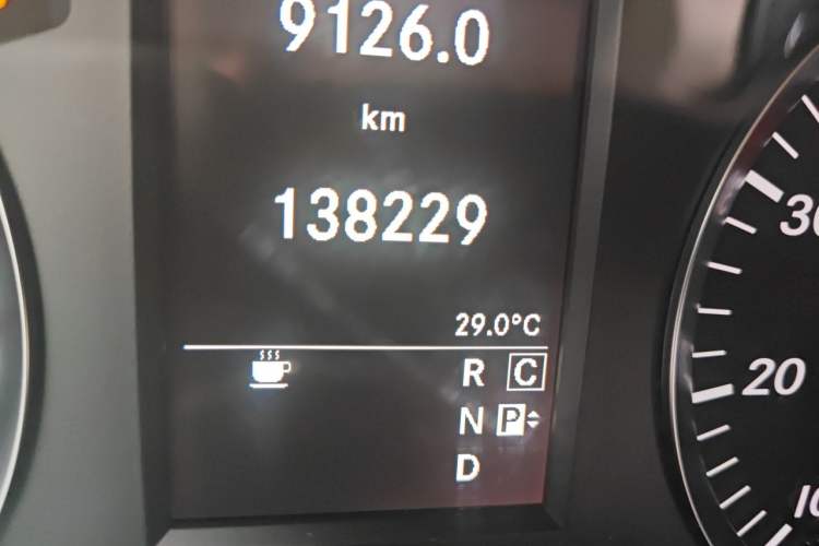 Used Mercedes-Benz Vito 2016 2.0T Elite Edition Odometer Close Up
